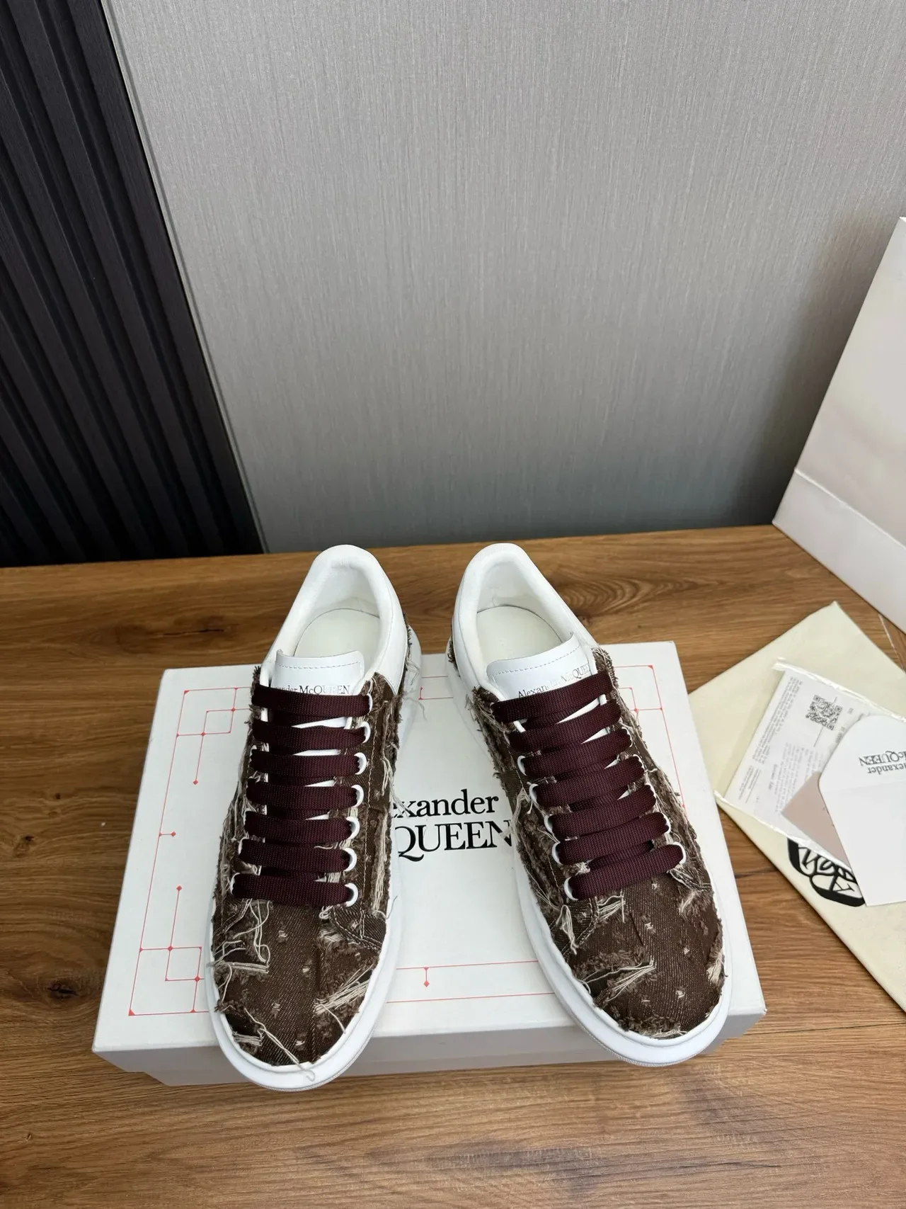 Alexander McQueen sneakers oversized branco e marrom textil desfiado lifestyle sneakers 3