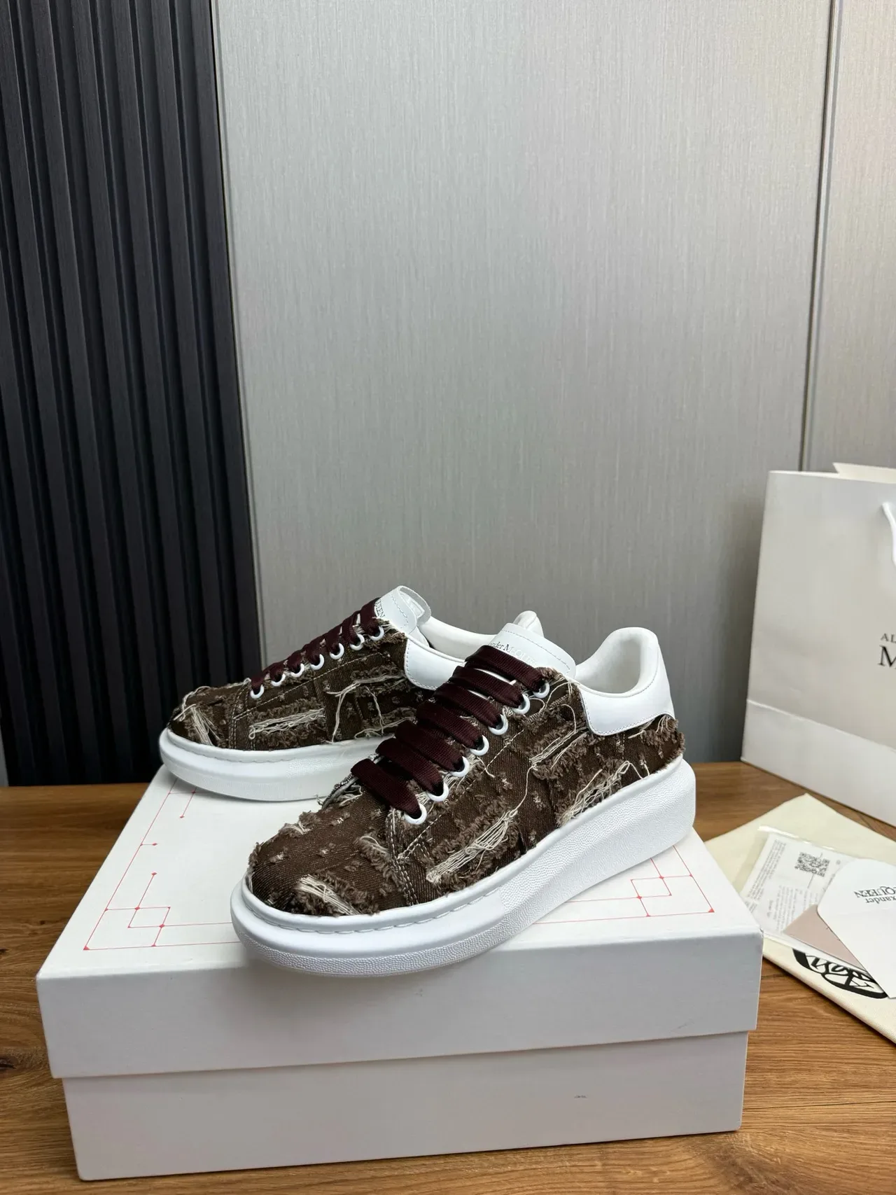 Alexander McQueen sneakers oversized branco e marrom textil desfiado lifestyle sneakers 4