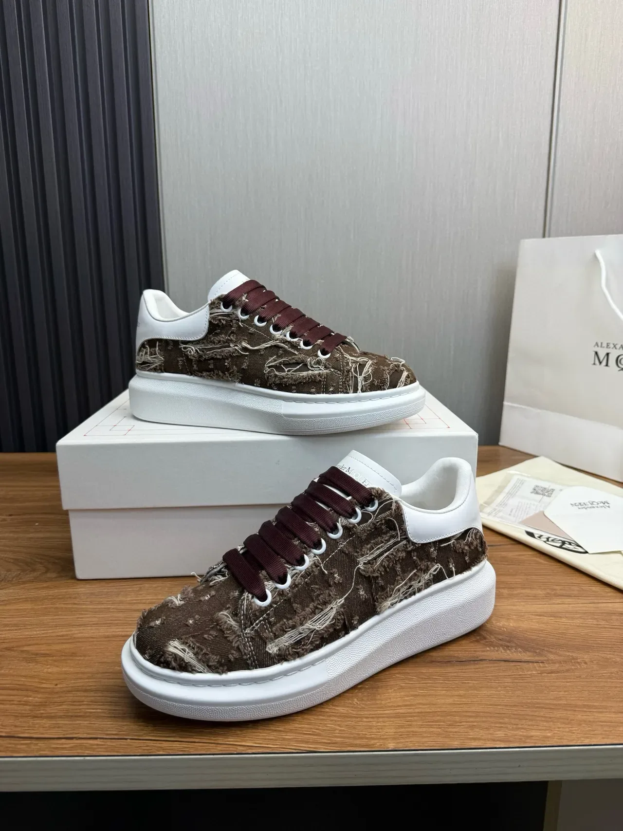 Alexander McQueen sneakers oversized branco e marrom textil desfiado lifestyle sneakers 5