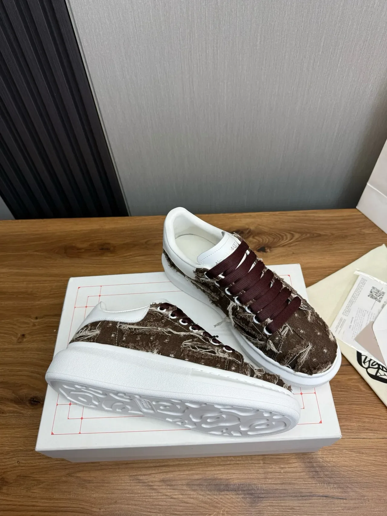 Alexander McQueen sneakers oversized branco e marrom textil desfiado lifestyle sneakers 6
