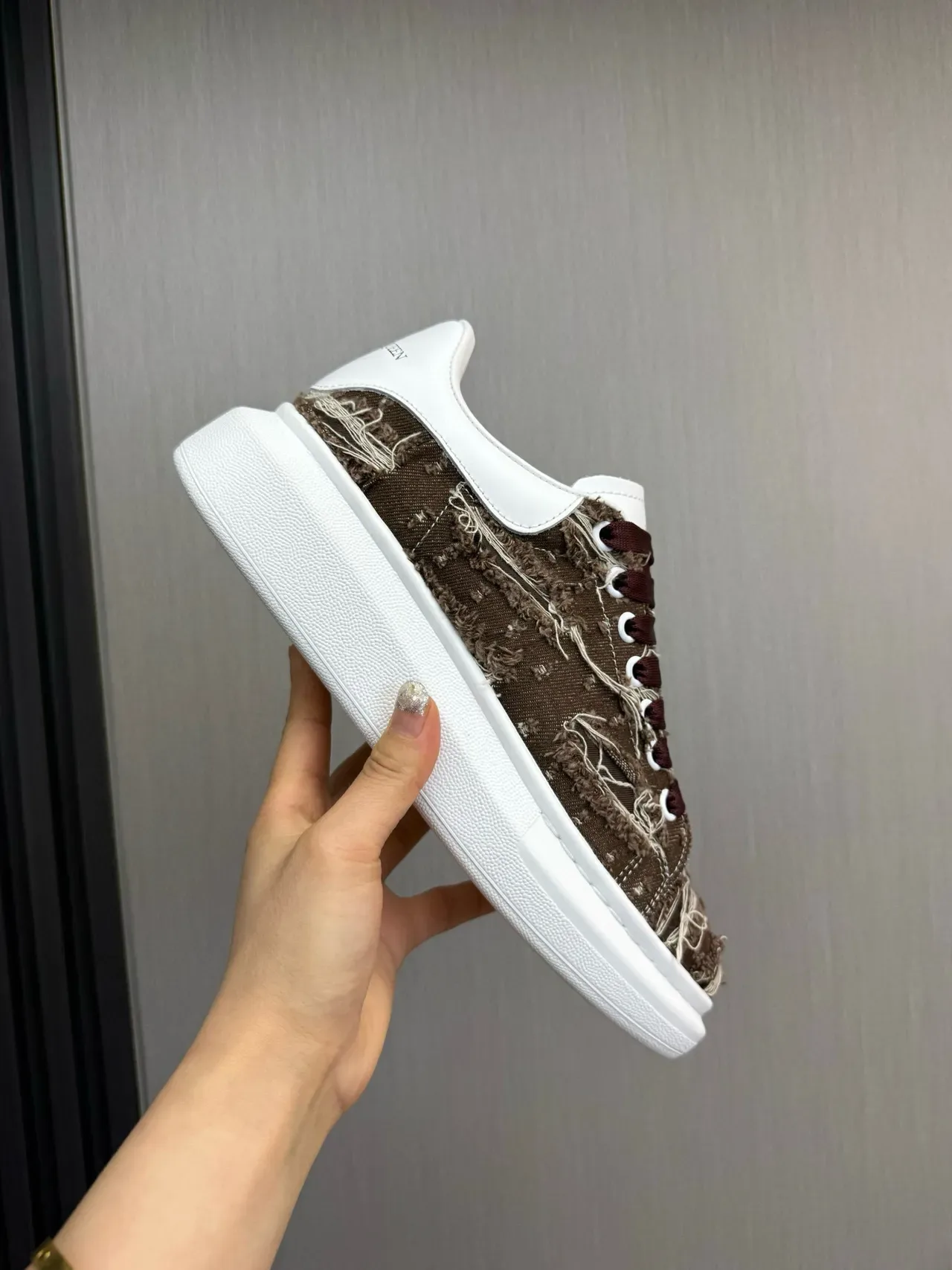 Alexander McQueen sneakers oversized branco e marrom textil desfiado lifestyle sneakers 7