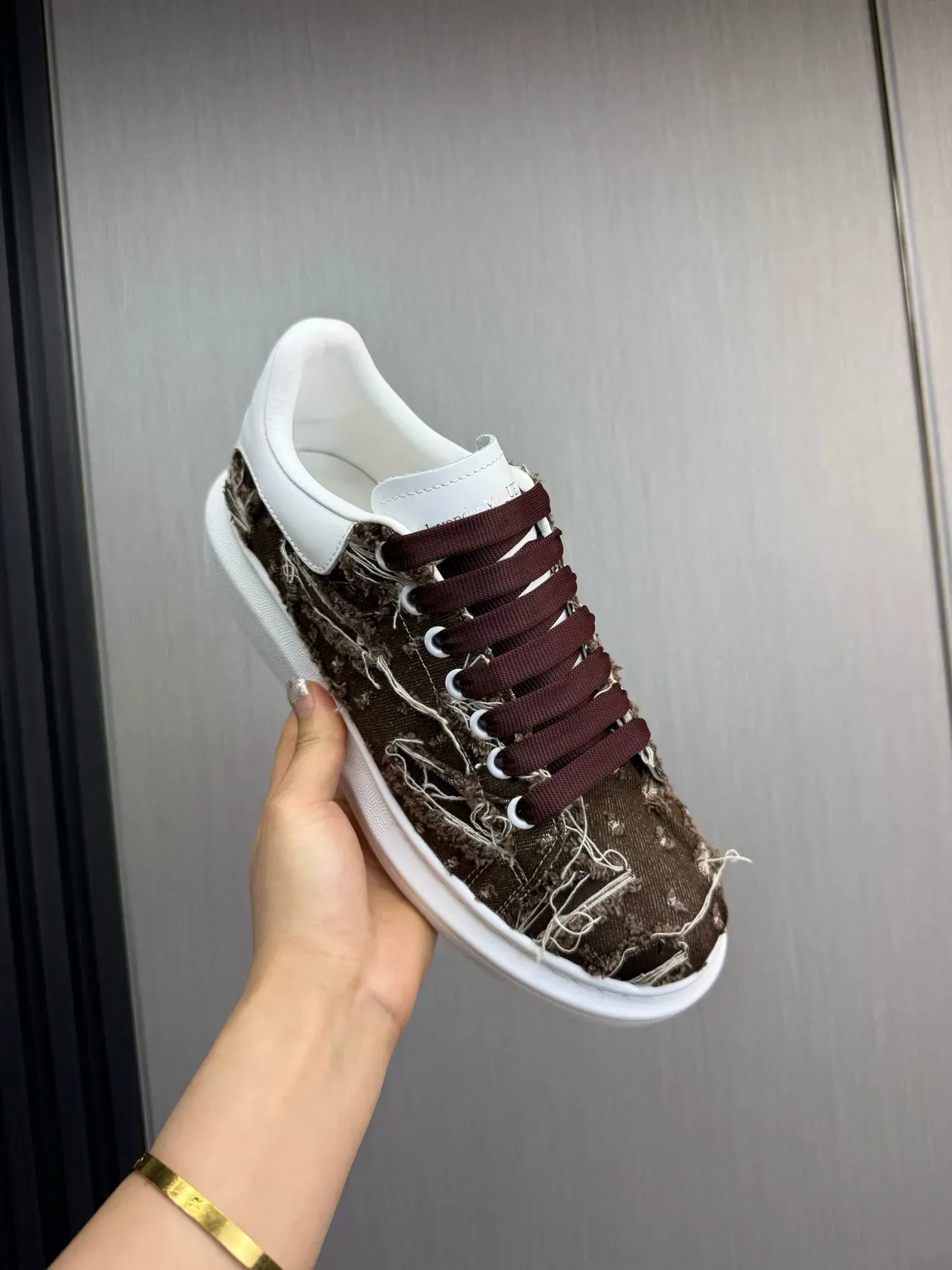 Alexander McQueen sneakers oversized branco e marrom textil desfiado lifestyle sneakers 8