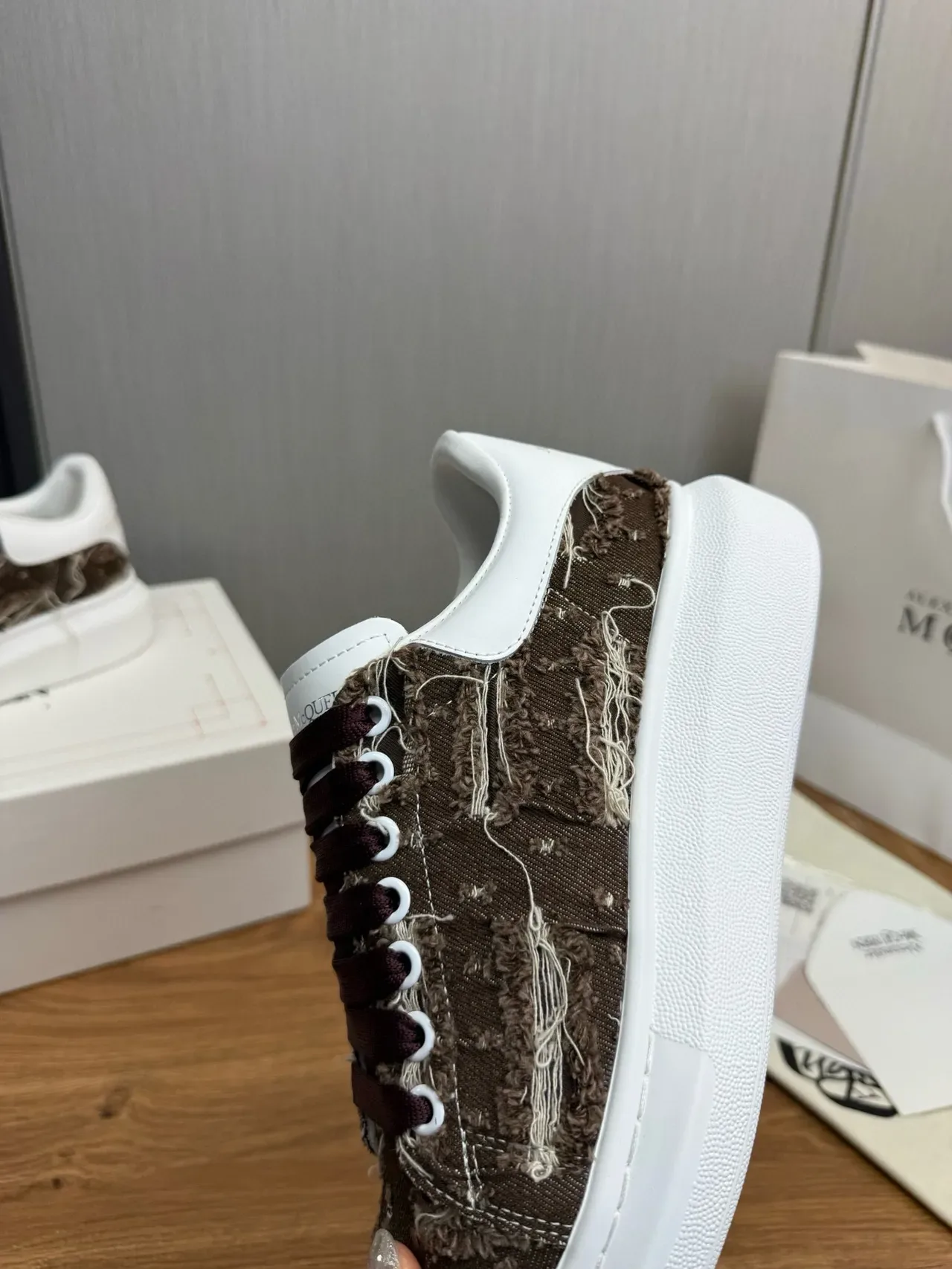 Alexander McQueen sneakers oversized branco e marrom textil desfiado lifestyle sneakers 9