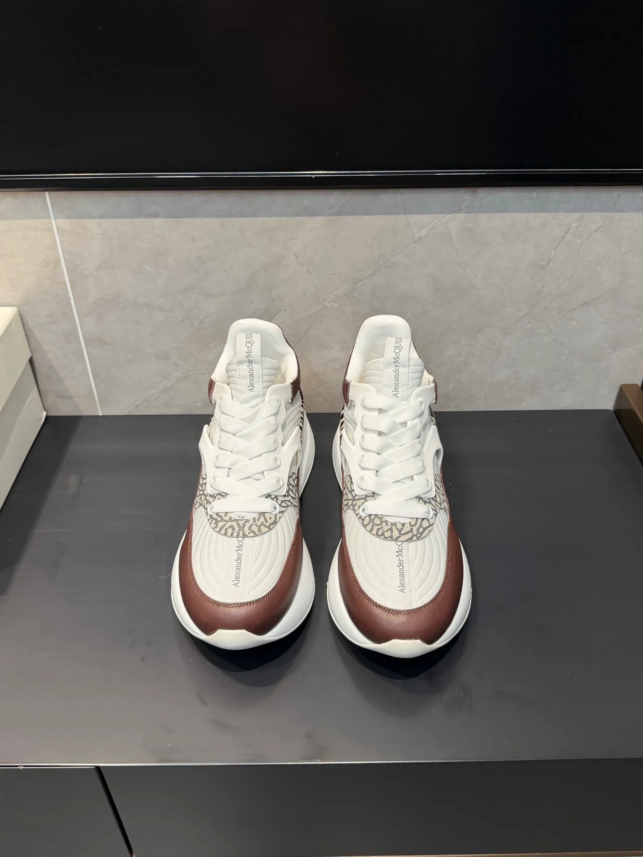 Alexander McQueen ওভারসাইজড স্নিকার সাদা বাদামি জেব্রা প্রিন্ট চাঙ্কি স্নিকার 2