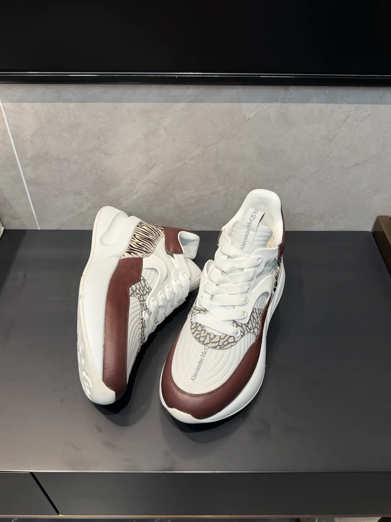 Alexander McQueen ওভারসাইজড স্নিকার সাদা বাদামি জেব্রা প্রিন্ট চাঙ্কি স্নিকার 3