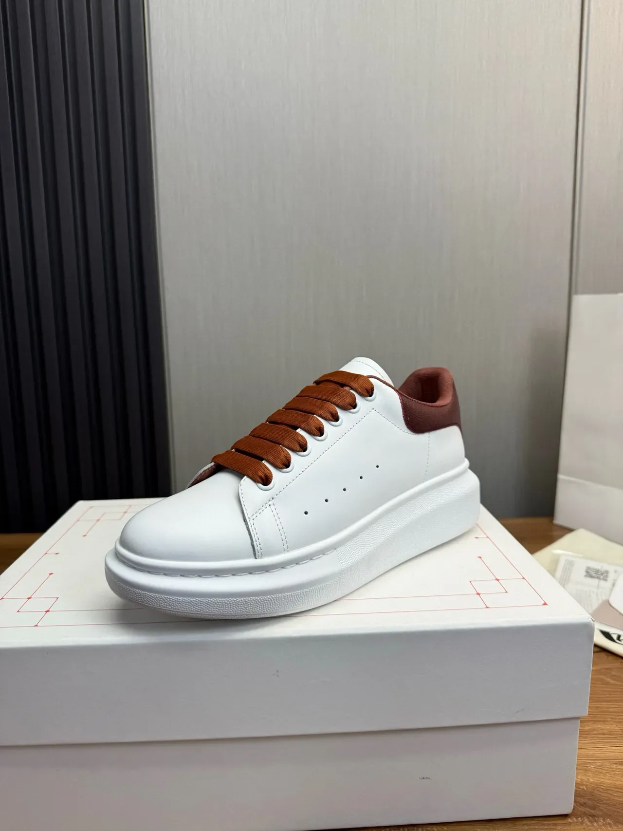 Alexander McQueen ওভারসাইজড স্নিকার সাদা বার্গান্ডি Lifestyle Sneakers 2