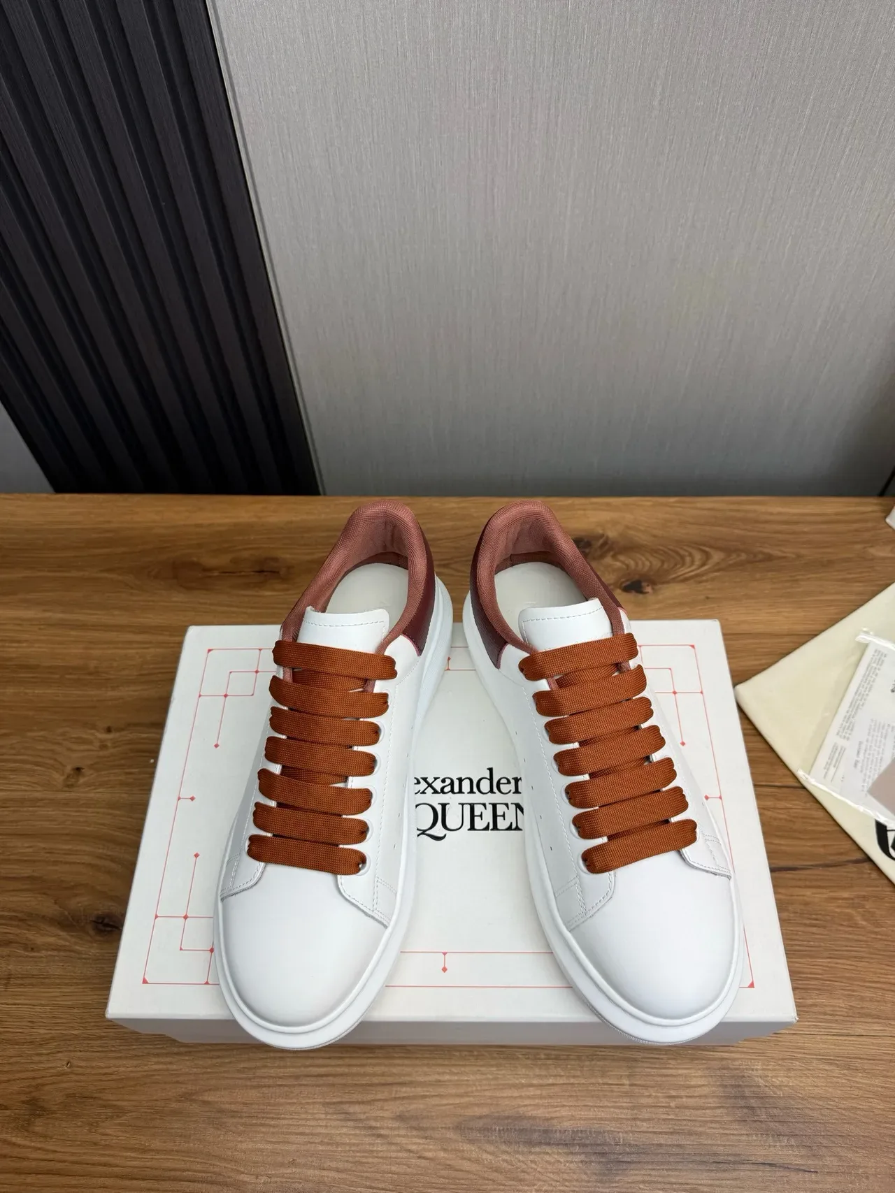 Alexander McQueen ওভারসাইজড স্নিকার সাদা বার্গান্ডি Lifestyle Sneakers 3