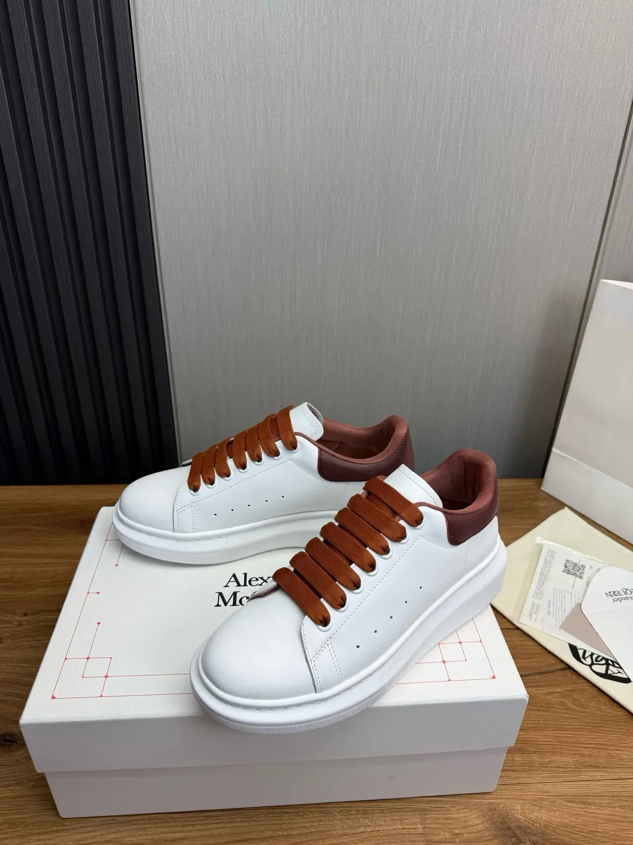 Alexander McQueen ওভারসাইজড স্নিকার সাদা বার্গান্ডি Lifestyle Sneakers 4