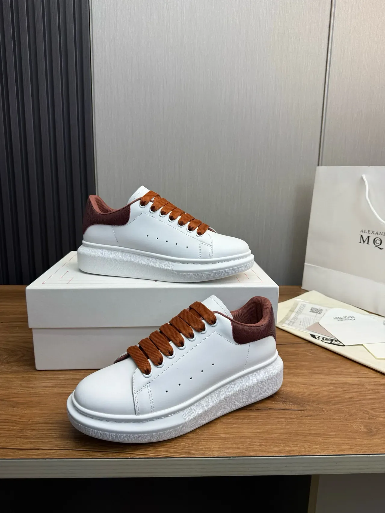 Alexander McQueen ওভারসাইজড স্নিকার সাদা বার্গান্ডি Lifestyle Sneakers 5