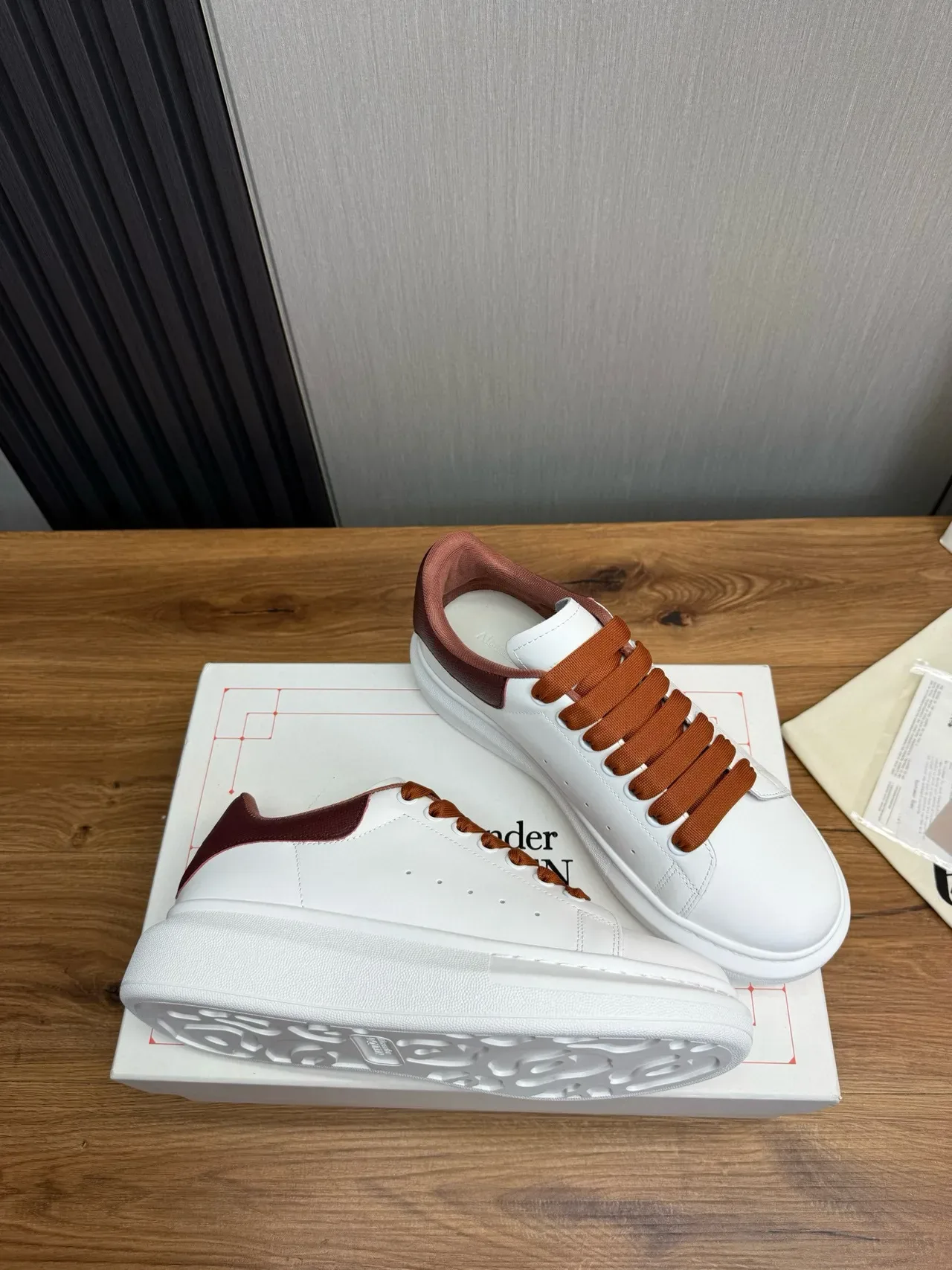 Alexander McQueen ওভারসাইজড স্নিকার সাদা বার্গান্ডি Lifestyle Sneakers 6