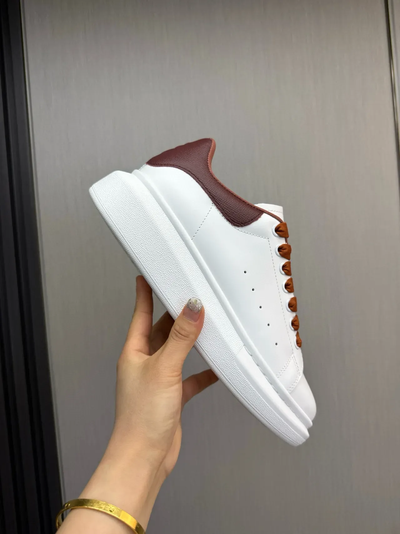 Alexander McQueen ওভারসাইজড স্নিকার সাদা বার্গান্ডি Lifestyle Sneakers 7
