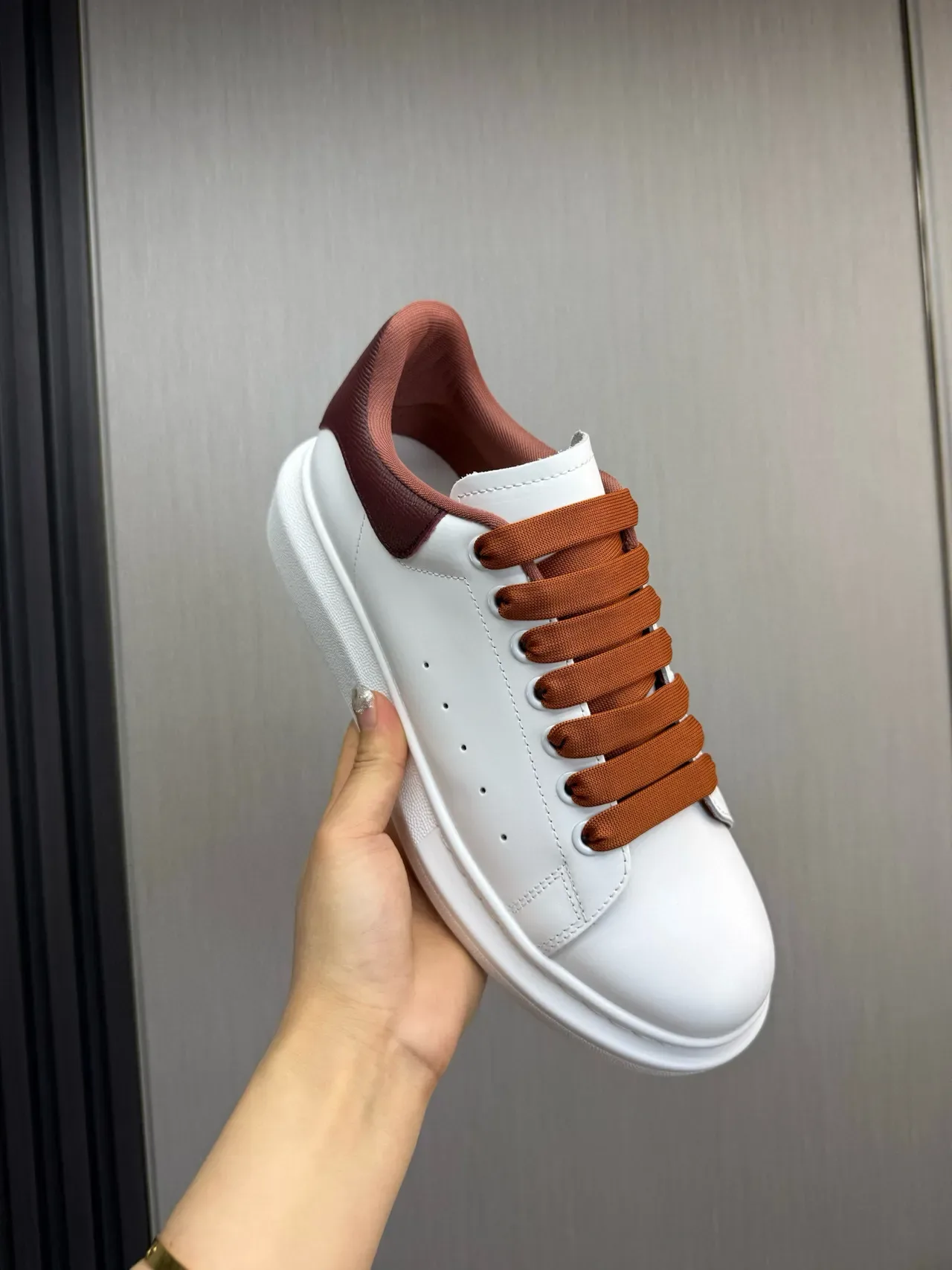 Alexander McQueen ওভারসাইজড স্নিকার সাদা বার্গান্ডি Lifestyle Sneakers 8