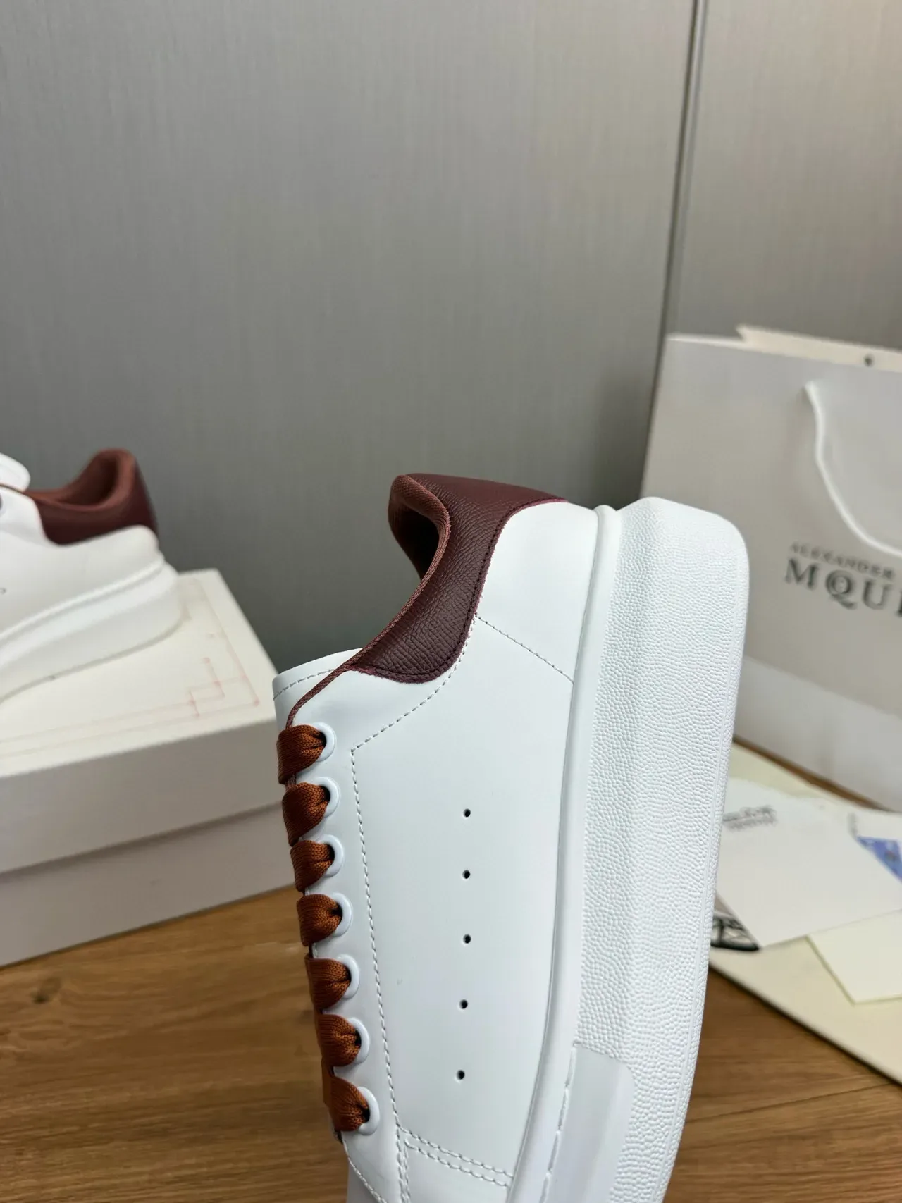 Alexander McQueen ওভারসাইজড স্নিকার সাদা বার্গান্ডি Lifestyle Sneakers 9