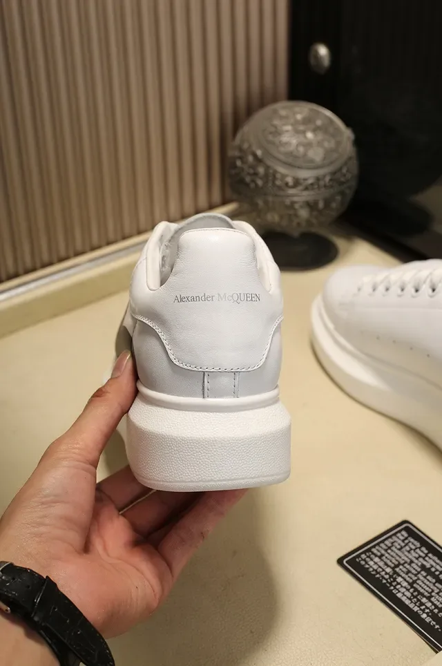 Alexander McQueen ওভারসাইজড সাদা এমব্রয়ডারি ইনসেক্ট লাইফস্টাইল স্নিকার্স 2