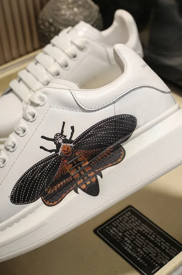 Alexander McQueen ওভারসাইজড সাদা এমব্রয়ডারি ইনসেক্ট লাইফস্টাইল স্নিকার্স 3