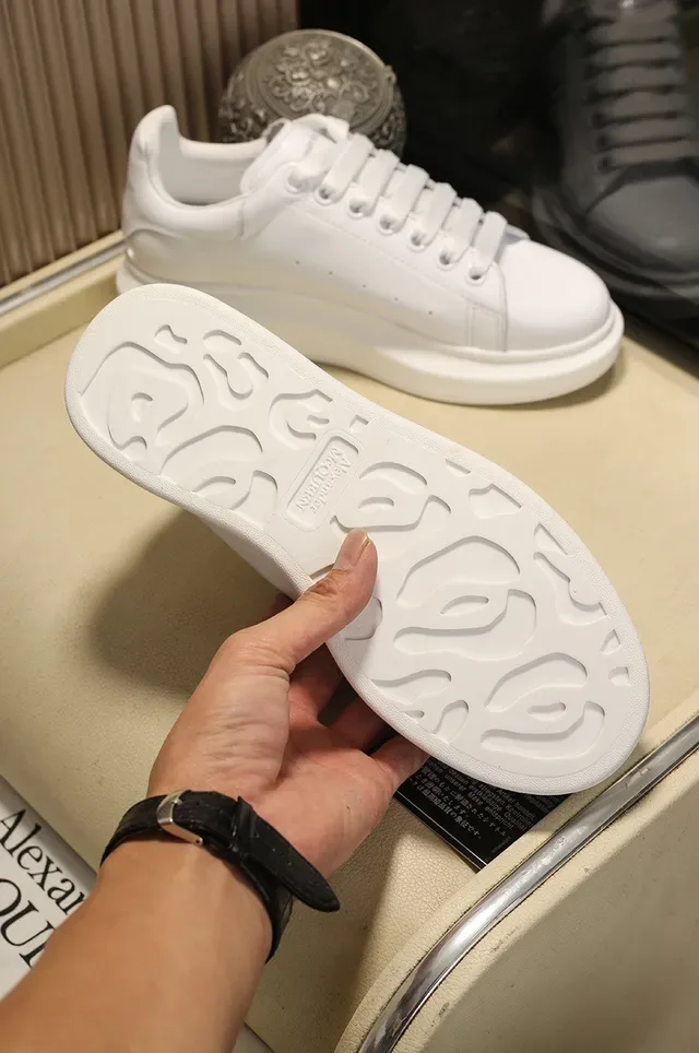 Alexander McQueen ওভারসাইজড সাদা এমব্রয়ডারি ইনসেক্ট লাইফস্টাইল স্নিকার্স 5