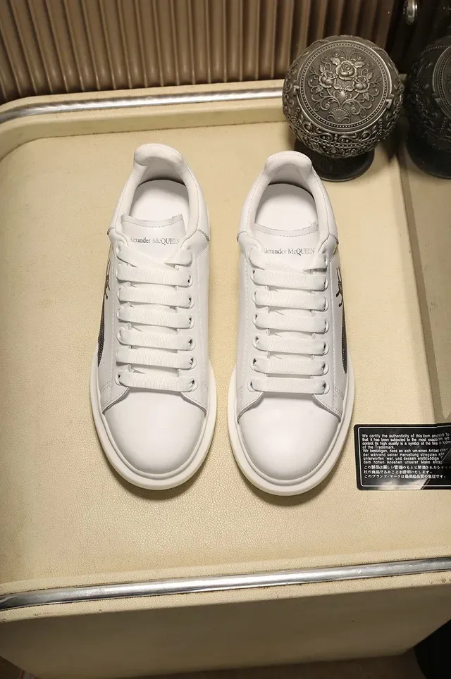 Alexander McQueen ওভারসাইজড সাদা এমব্রয়ডারি ইনসেক্ট লাইফস্টাইল স্নিকার্স 8
