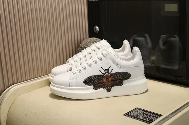 Alexander McQueen ওভারসাইজড সাদা এমব্রয়ডারি ইনসেক্ট লাইফস্টাইল স্নিকার্স 9