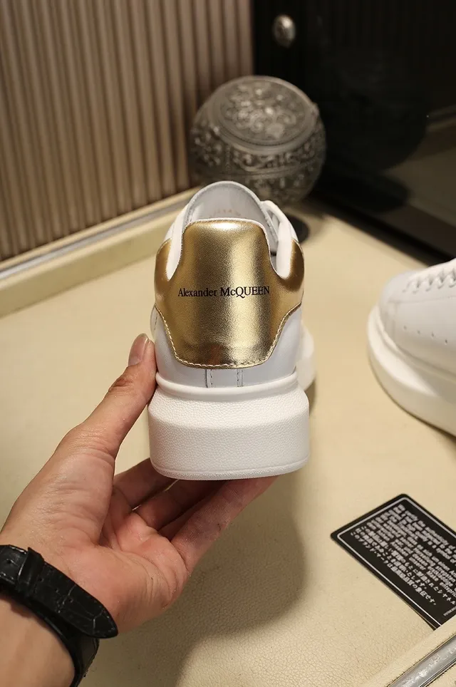 Alexander McQueen ওভারসাইজ স্নিকার সাদা সোনালি খুলি লाइফস্টাইল স্নিকার 2