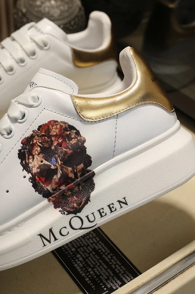 Alexander McQueen ওভারসাইজ স্নিকার সাদা সোনালি খুলি লाइফস্টাইল স্নিকার 3