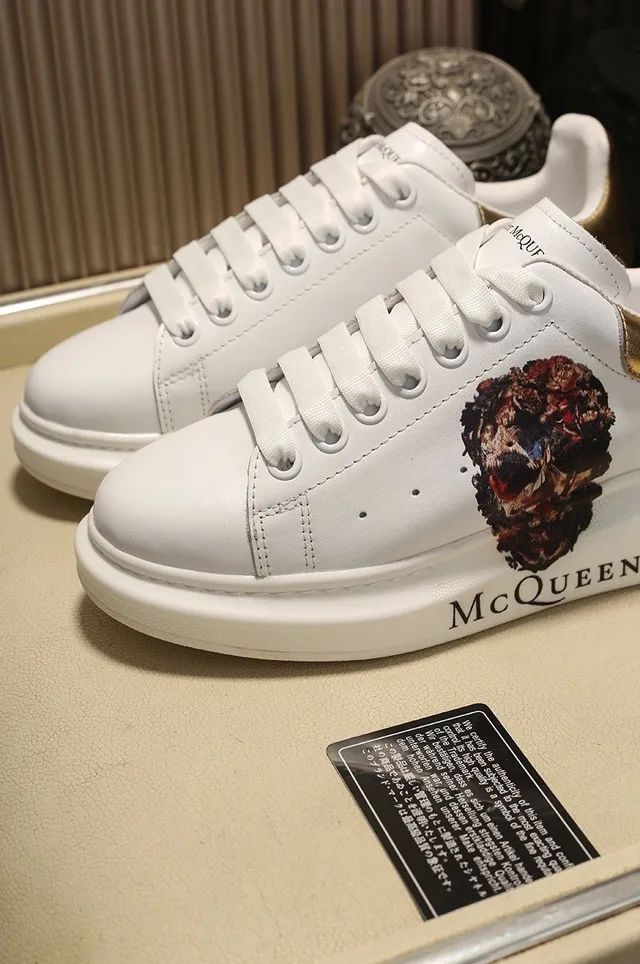Alexander McQueen ওভারসাইজ স্নিকার সাদা সোনালি খুলি লाइফস্টাইল স্নিকার 4