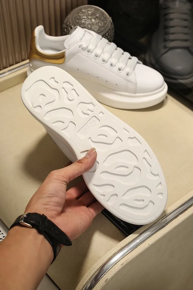 Alexander McQueen ওভারসাইজ স্নিকার সাদা সোনালি খুলি লाइফস্টাইল স্নিকার 5
