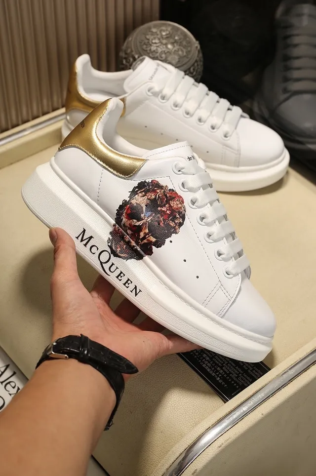 Alexander McQueen ওভারসাইজ স্নিকার সাদা সোনালি খুলি লाइফস্টাইল স্নিকার 6