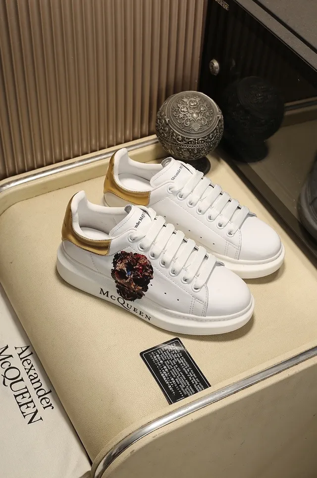Alexander McQueen ওভারসাইজ স্নিকার সাদা সোনালি খুলি লाइফস্টাইল স্নিকার 7