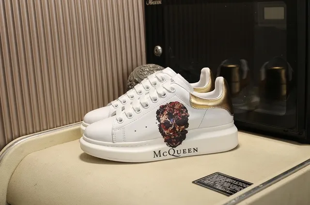 Alexander McQueen ওভারসাইজ স্নিকার সাদা সোনালি খুলি লाइফস্টাইল স্নিকার 8