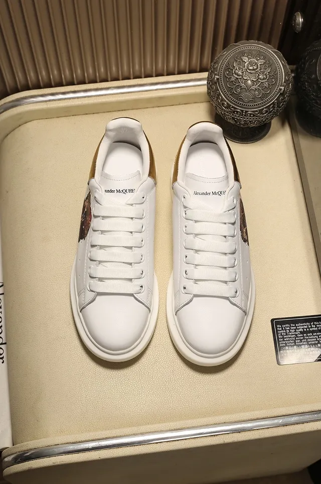 Alexander McQueen ওভারসাইজ স্নিকার সাদা সোনালি খুলি লाइফস্টাইল স্নিকার 9