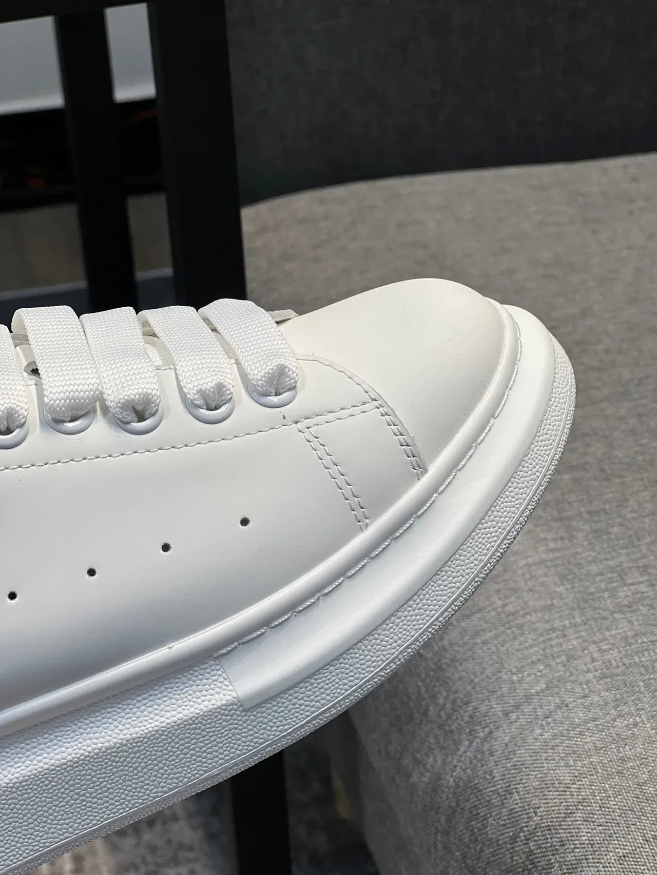 Alexander McQueen Sneakers Oversized Branco e Verde Sola de Plataforma Couro Superior Suave Lifestyle Sneakers 3