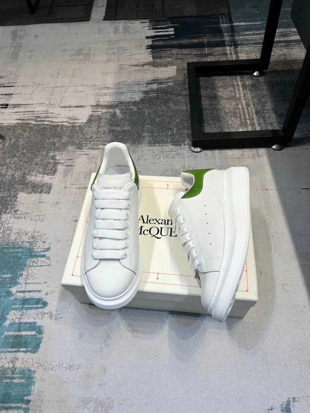 Alexander McQueen Sneakers Oversized Branco e Verde Sola de Plataforma Couro Superior Suave Lifestyle Sneakers 4