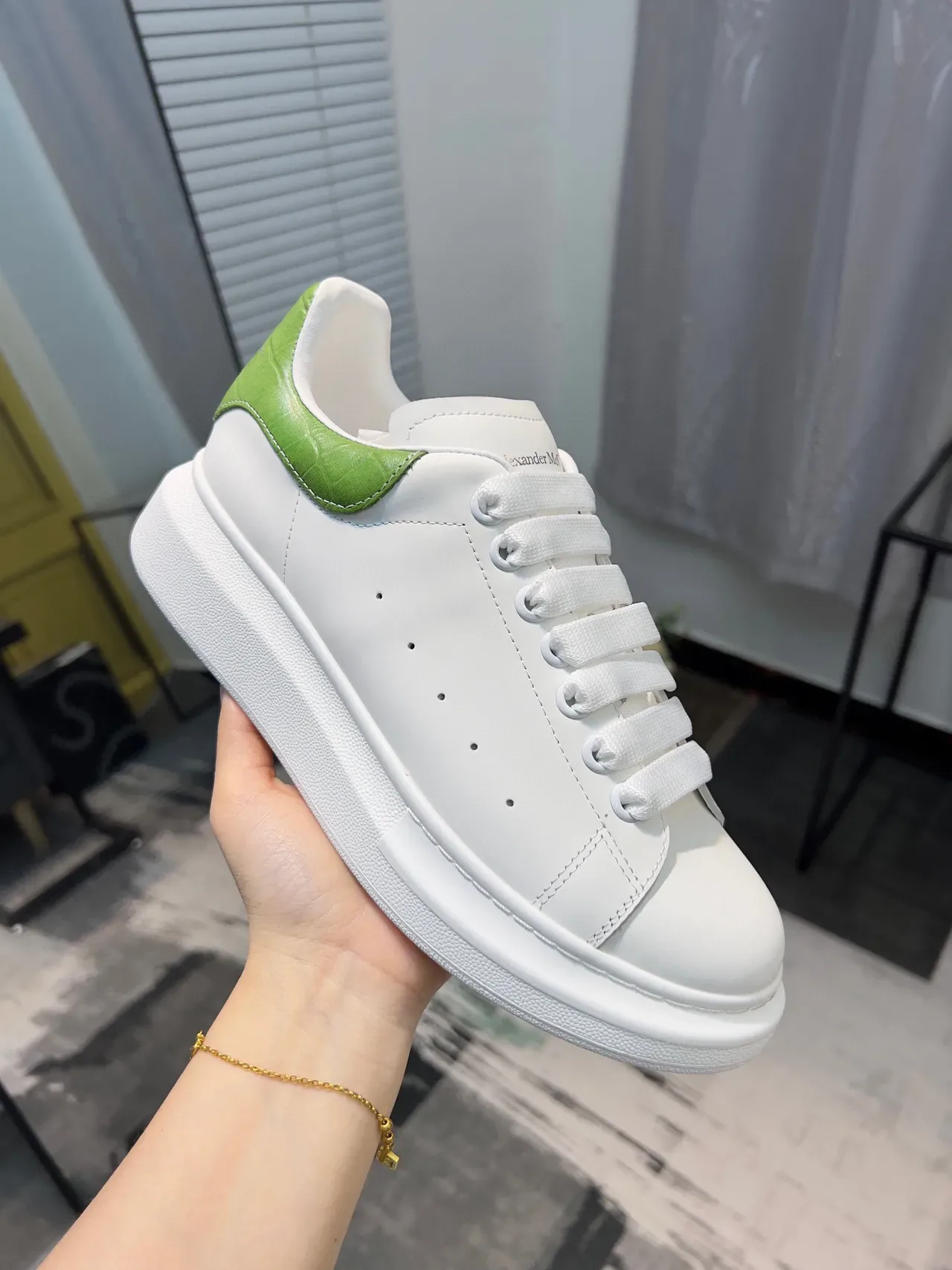 Alexander McQueen Sneakers Oversized Branco e Verde Sola de Plataforma Couro Superior Suave Lifestyle Sneakers 5