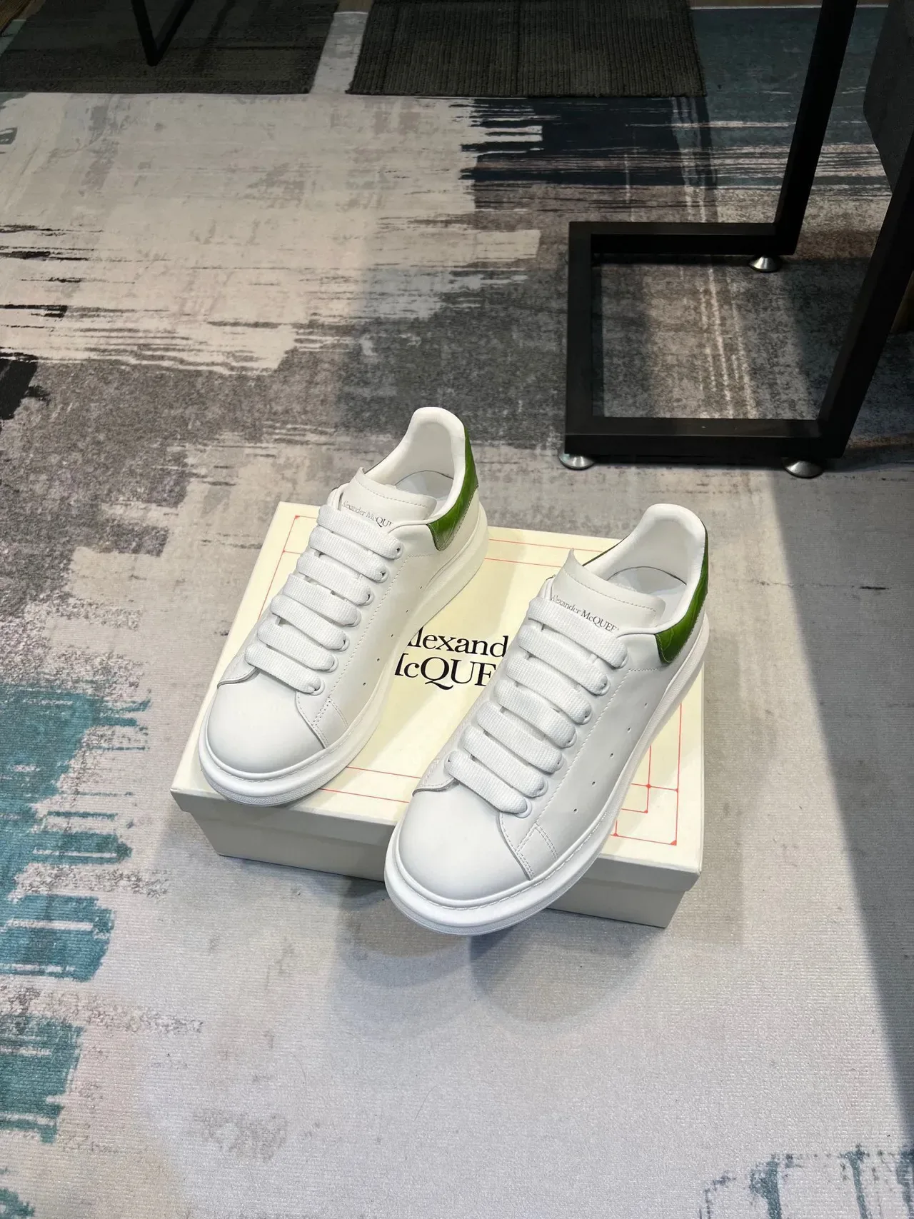 Alexander McQueen Sneakers Oversized Branco e Verde Sola de Plataforma Couro Superior Suave Lifestyle Sneakers 6