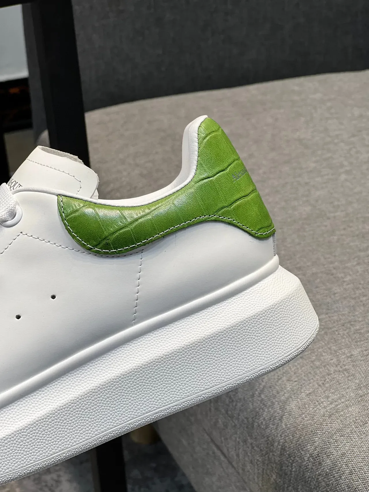 Alexander McQueen Sneakers Oversized Branco e Verde Sola de Plataforma Couro Superior Suave Lifestyle Sneakers 7