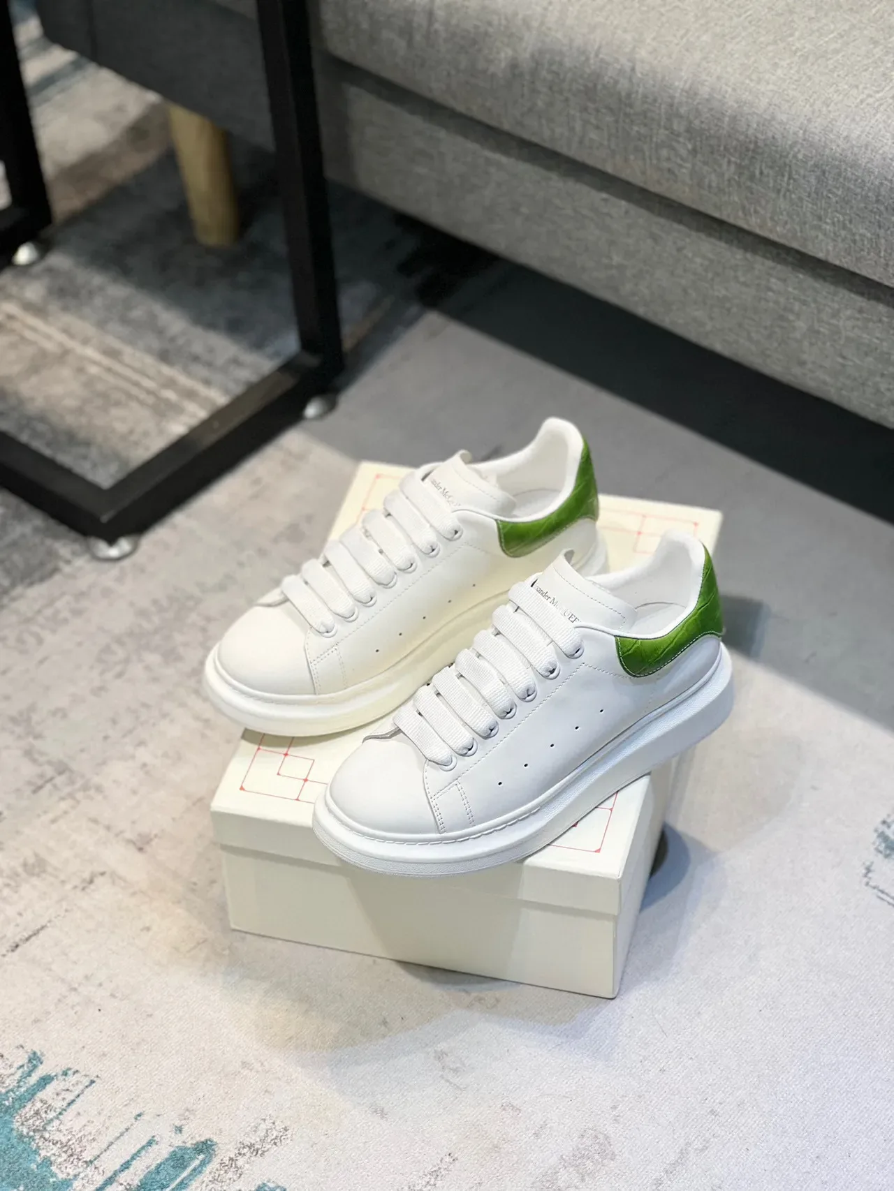 Alexander McQueen Sneakers Oversized Branco e Verde Sola de Plataforma Couro Superior Suave Lifestyle Sneakers 8