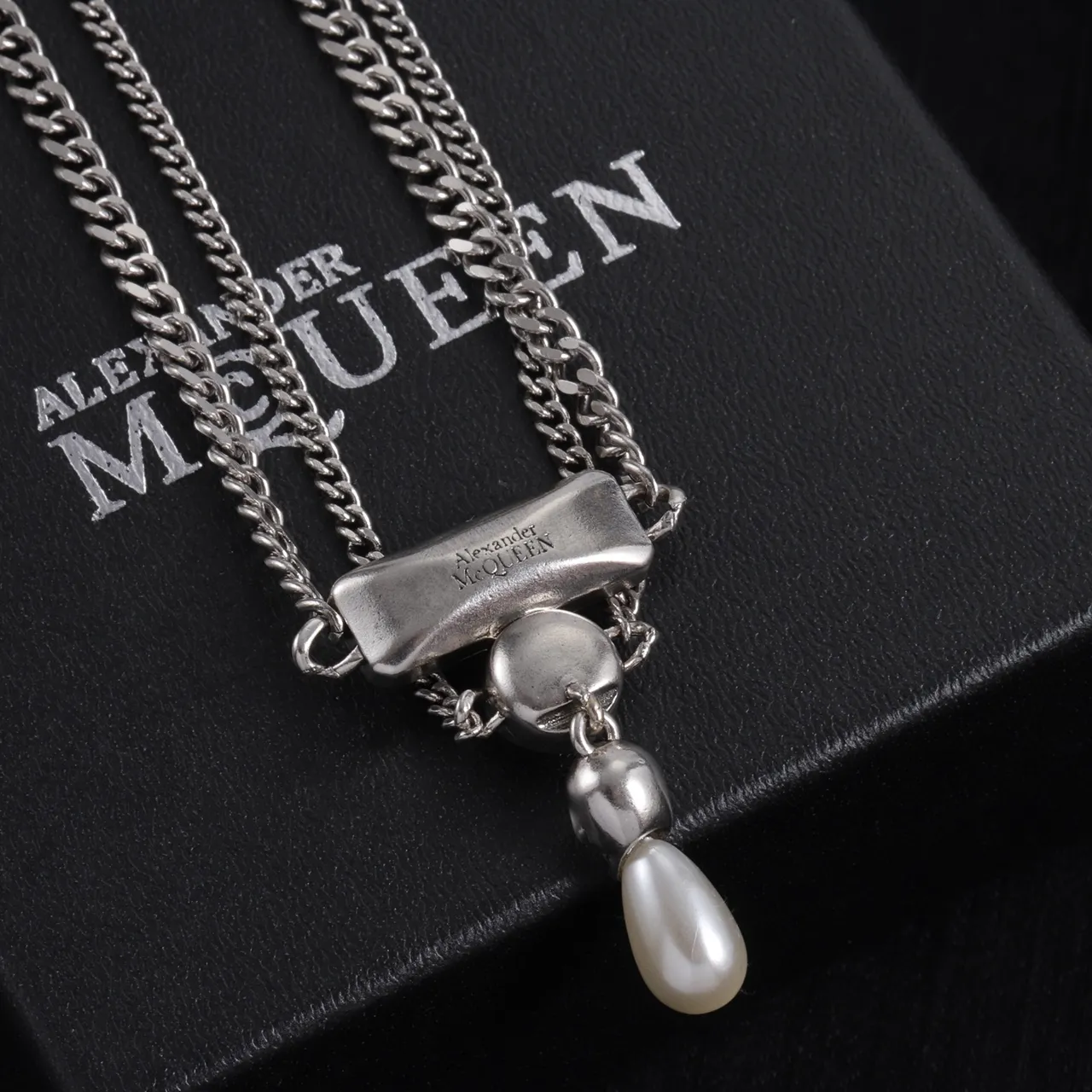 Alexander McQueen Colar com pingente de caveira e pérola Corrente Curb dupla prata e dourado Motivo de colar 2