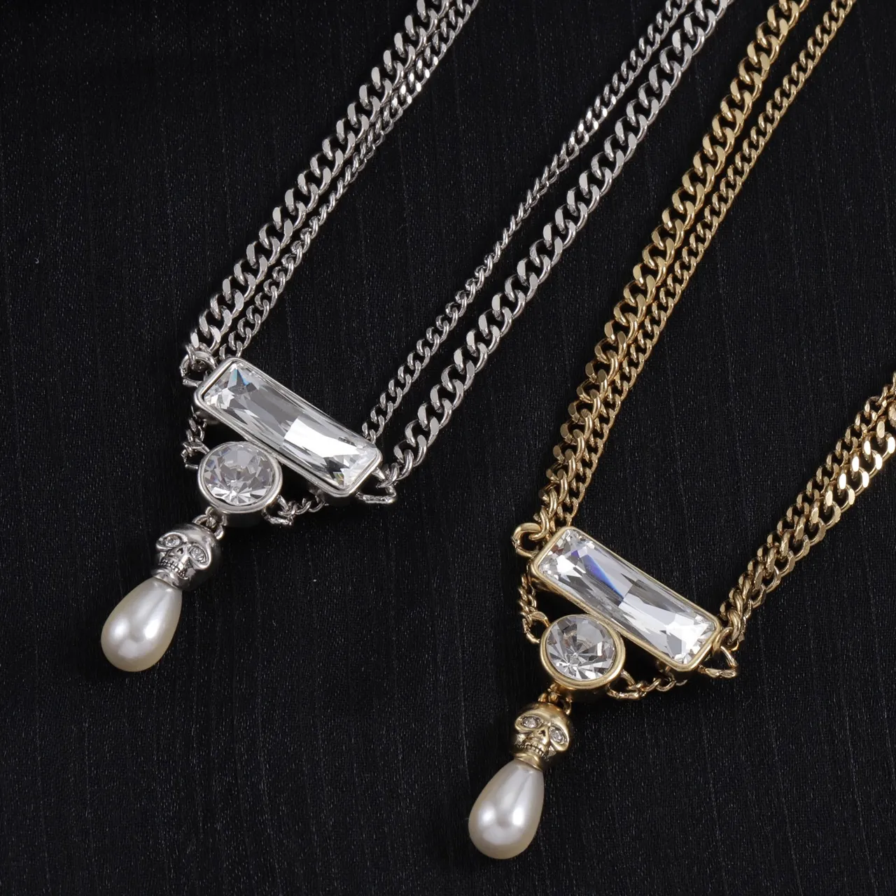 Alexander McQueen Colar com pingente de caveira e pérola Corrente Curb dupla prata e dourado Motivo de colar 7
