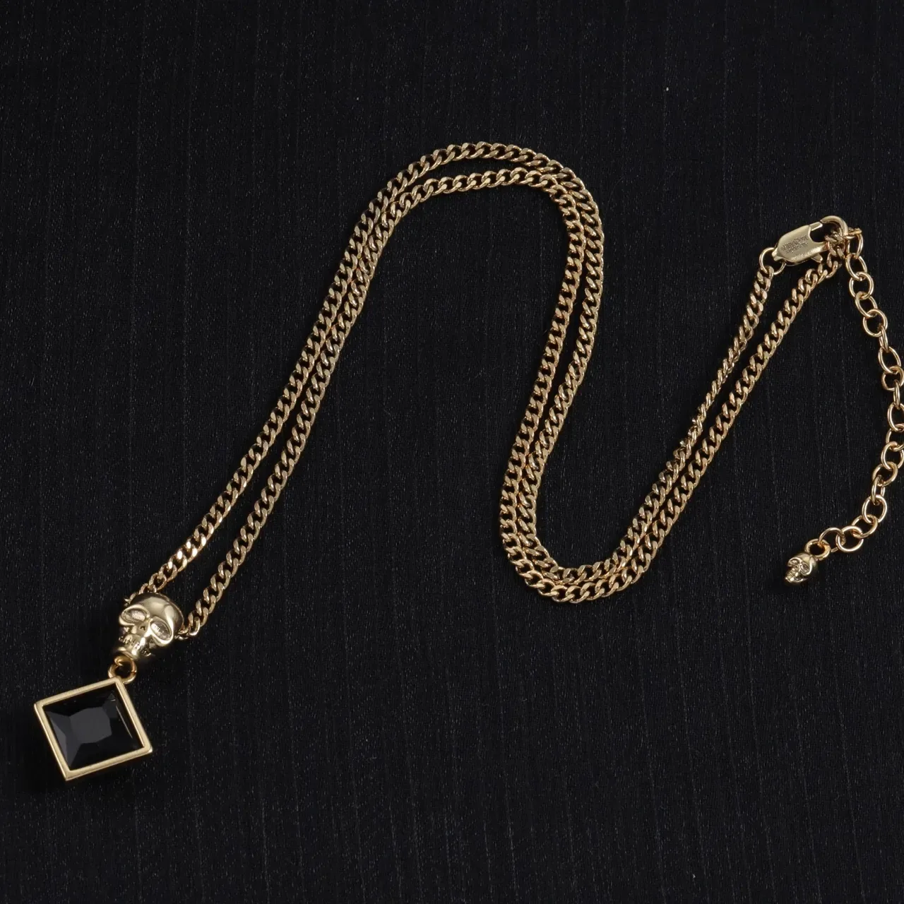 Alexander McQueen Colliers avec pendentif crâne et carré en pierre noire 2