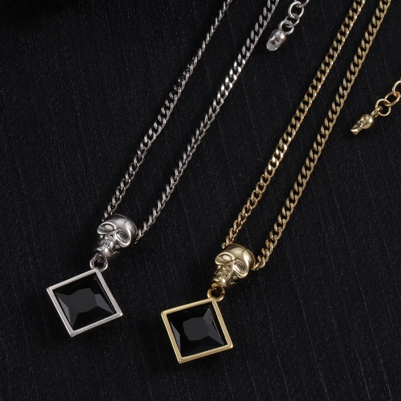 Alexander McQueen Colliers avec pendentif crâne et carré en pierre noire 3