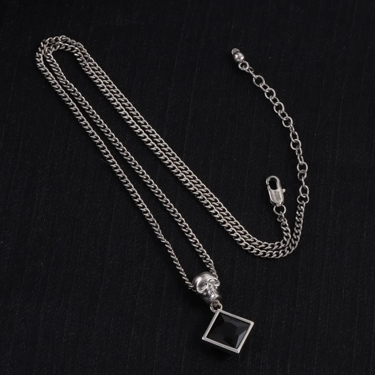 Alexander McQueen Colliers avec pendentif crâne et carré en pierre noire 4