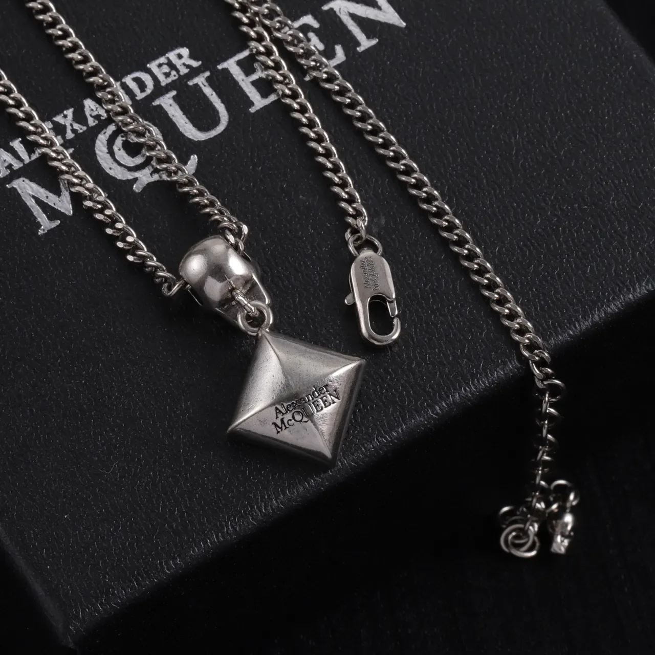 Alexander McQueen Colliers avec pendentif crâne et carré en pierre noire 5