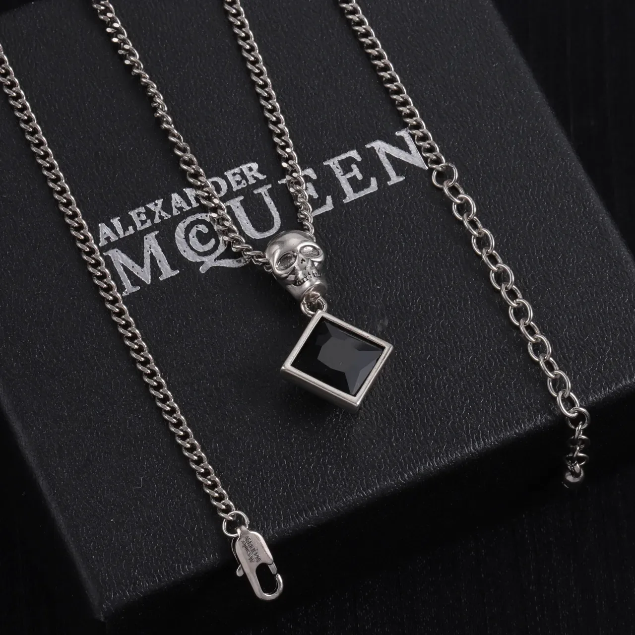 Alexander McQueen Colliers avec pendentif crâne et carré en pierre noire 6
