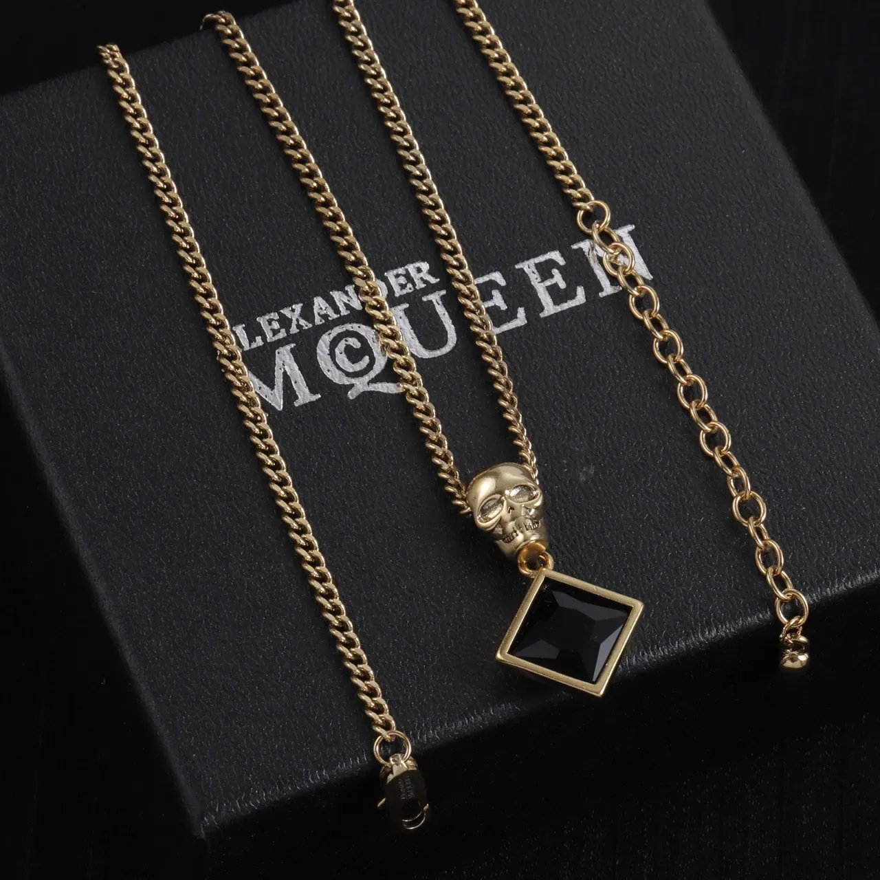 Alexander McQueen Colliers avec pendentif crâne et carré en pierre noire 7