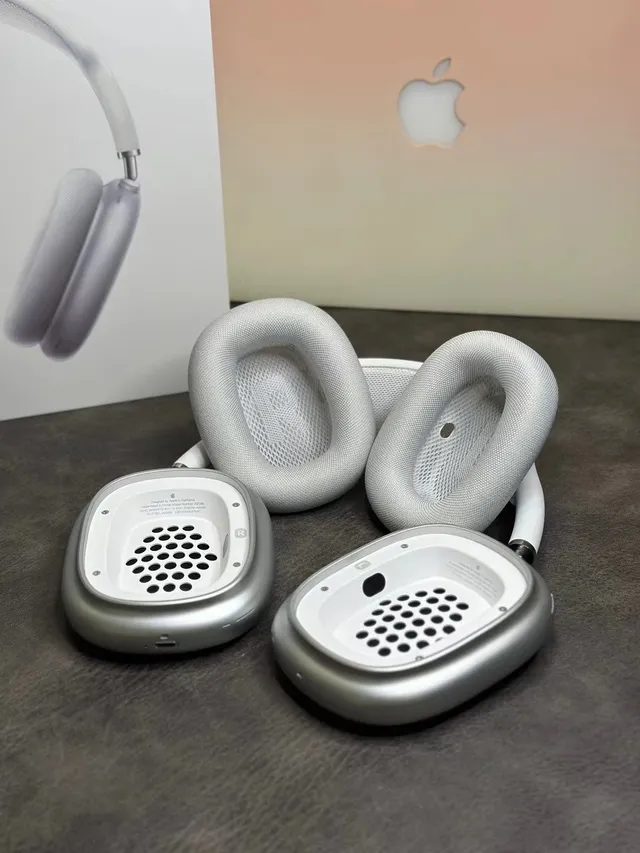 Apple AirPods Max White and Black Over-Ear Headphones 9