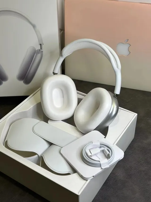 Apple AirPods Max White and Black Over-Ear Headphones 10