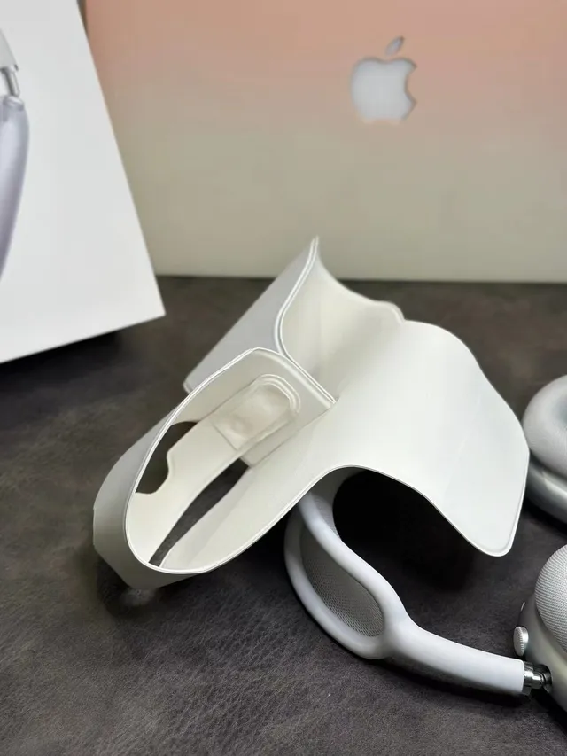 Apple AirPods Max White and Black Over-Ear Headphones 12