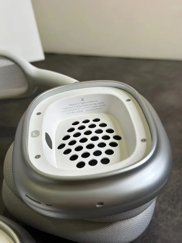Apple AirPods Max White and Black Over-Ear Headphones 13