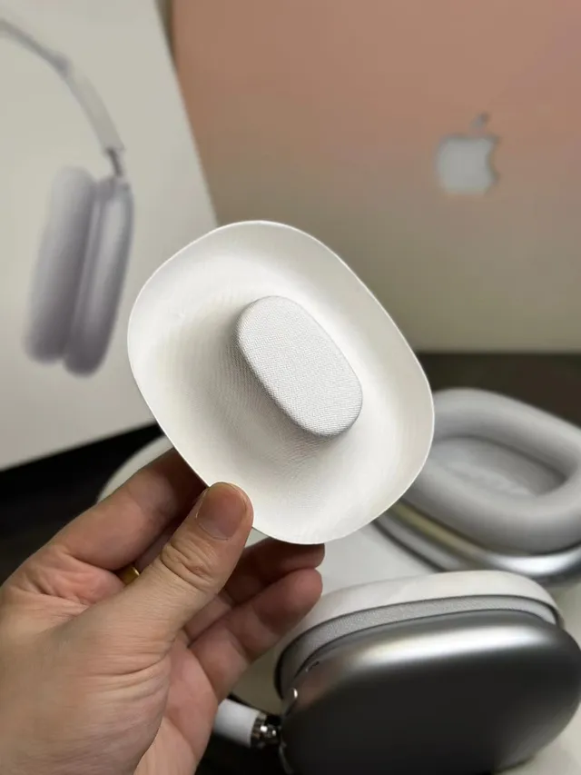 Apple AirPods Max White and Black Over-Ear Headphones 15
