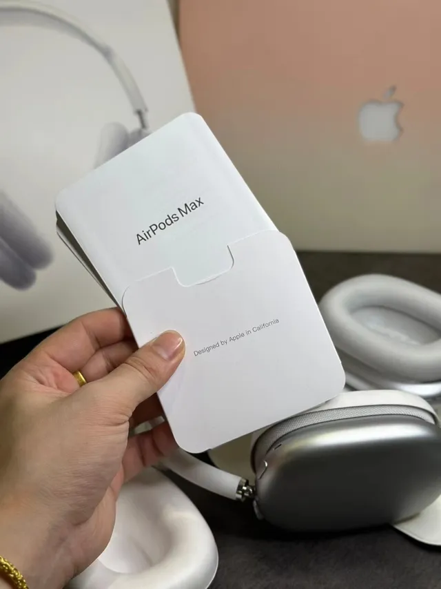 Apple AirPods Max White and Black Over-Ear Headphones 16